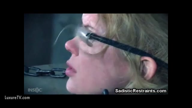 Insex woman slave gets her pussy taken care of